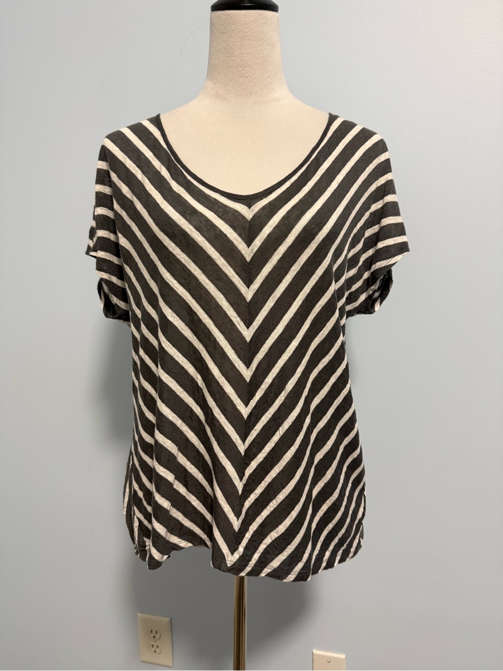 Velvet by Graham & Spencer Eisa linen tee grey and white Size S‎